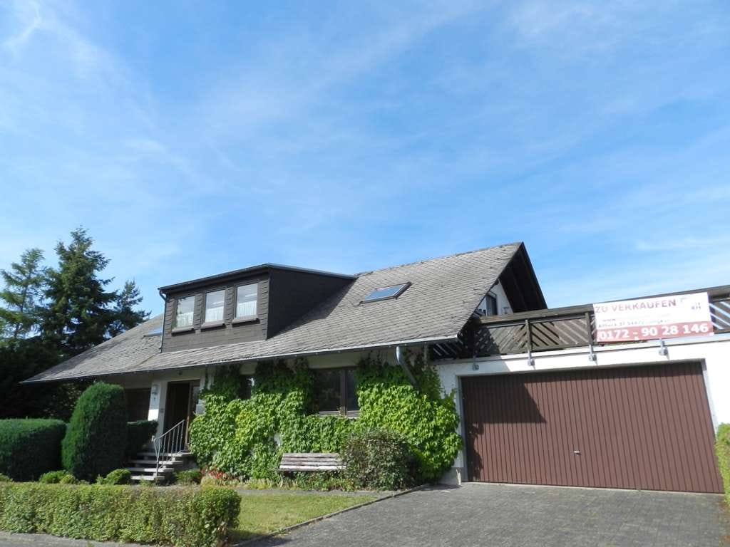 Immobilie in Irmenach - TOP Preis! Wohnen im Bungalow-Stil: BJ 1983, 2. WEH im DG 1997, große Doppelgarage, Garten! - Bild 1