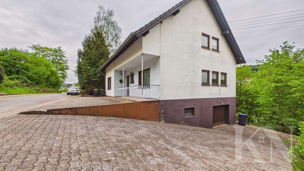 Immobilie in Eppelborn - Einfamilienhaus mit großem Grundstück und vielseitigem Potenzial - Bild 2