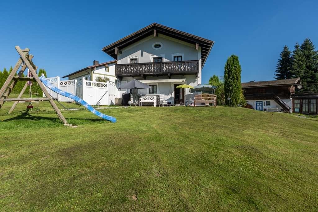 Immobilie in Büchlberg - Privates Anwesen mit Gästehaus, Spa & 3.100 m² Grund – Wohnen und Arbeiten auf höchstem Niveau - Bild 1