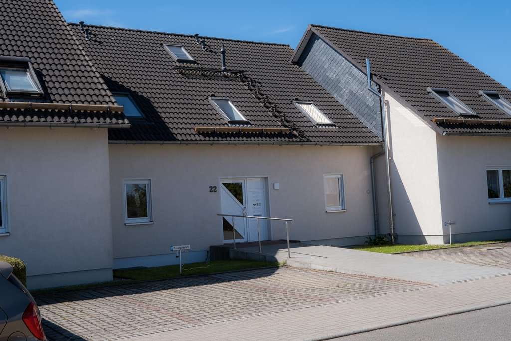 Immobilie in Hohndorf - 1 von 2 gepflegten Eigentumswohnungen mit Balkon, Keller, Stellplatz in sehr guter Lage von Hohndorf - Bild 2