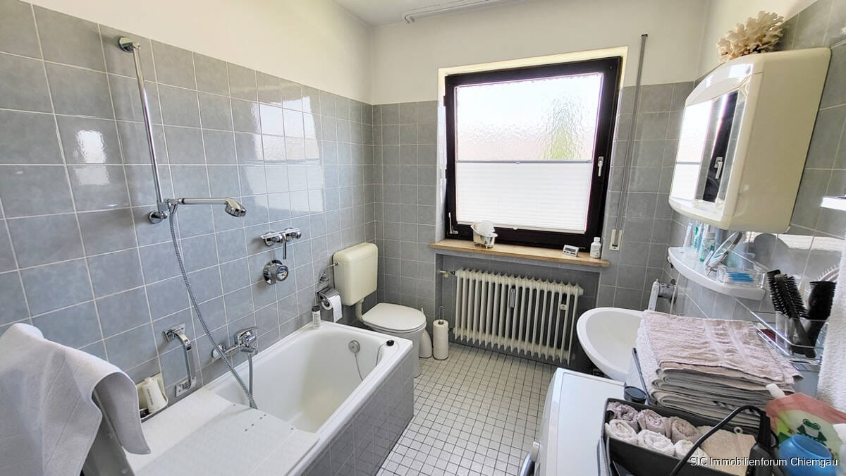 Immobilie in Traunstein - Attraktive 2-Zi.-Wohnung mit Südbalkon in Traunstein 
Nähe Wartberghöhe 
Perfekt als Kapitalanlage - Bild 4