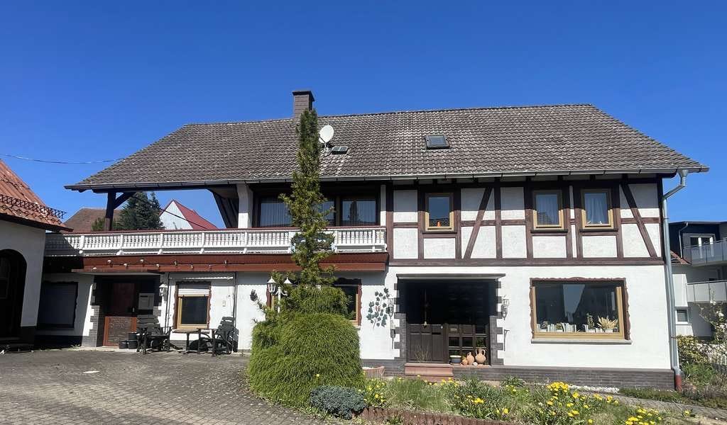 Immobilie in Freiensteinau - Viel Raum für Ideen: Fachwerkhaus mit großem Grundstück & Potenzial! - Bild 0