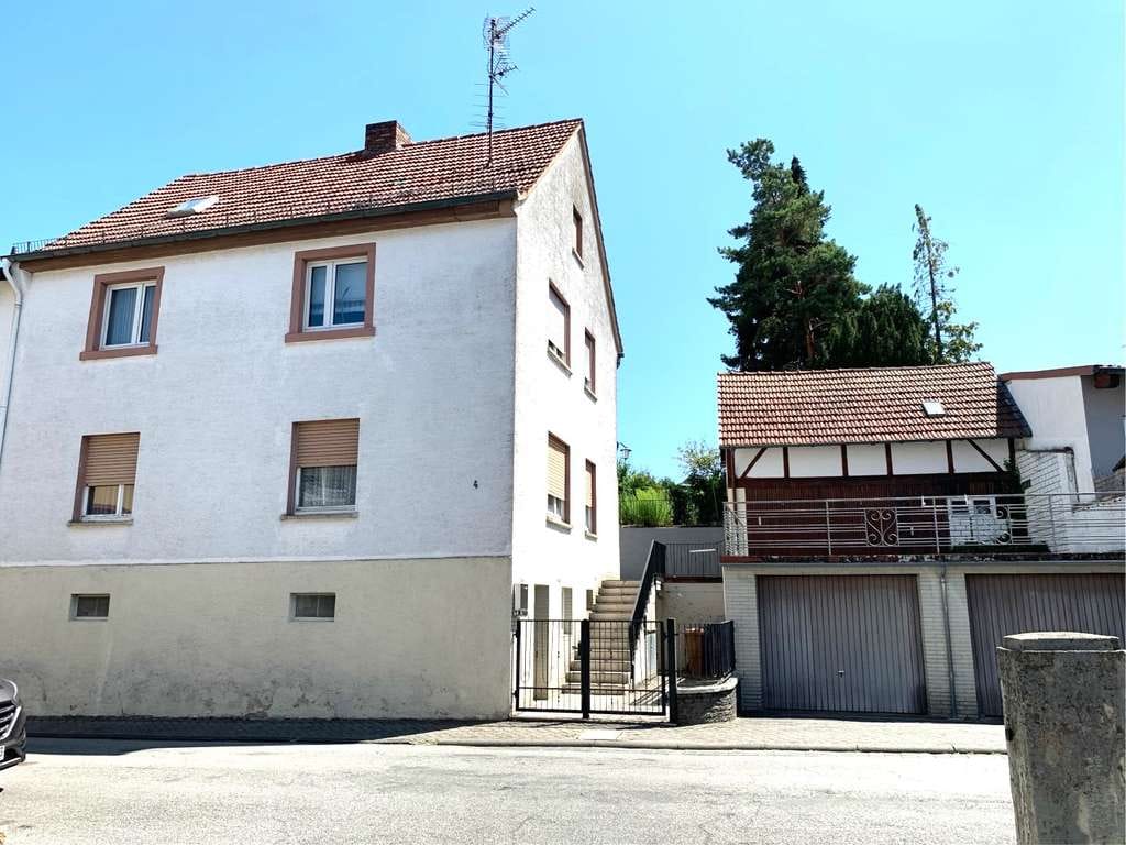 Immobilie in Haibach - Ein besonderes 2-Fam.-Haus mit Nebengebäude, Do.-Garage und schönem Garten - renovierungsbedürftig - Bild 2