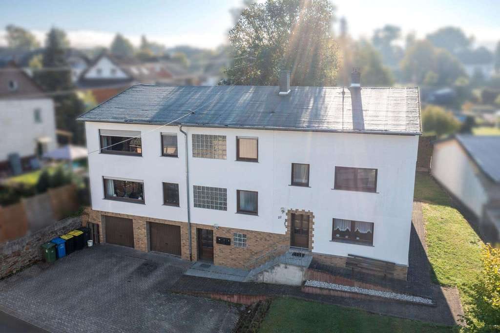 Immobilie in Oberweiler-Tiefenbach - Großes, flexibles Dreifamilienhaus mit Ausbaureserve, zwei Garagen, Hof und Garten - Bild 3