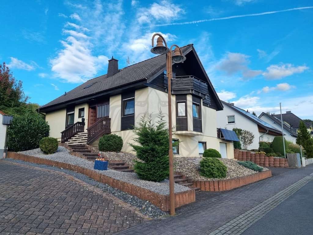 Immobilie in Ötzingen - Ötzingen: Freistehendes Ein- bis Zweifamilienhaus mit schönem Garten und Garage - Bild 0