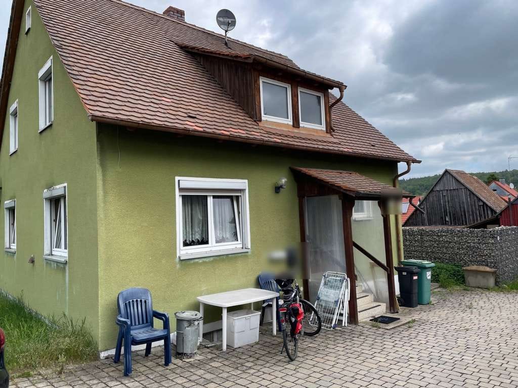 Immobilie in Oberdachstetten - Renovierungsbedürftiges Haus in zentraler Lage in Oberdachstetten - Bild 0