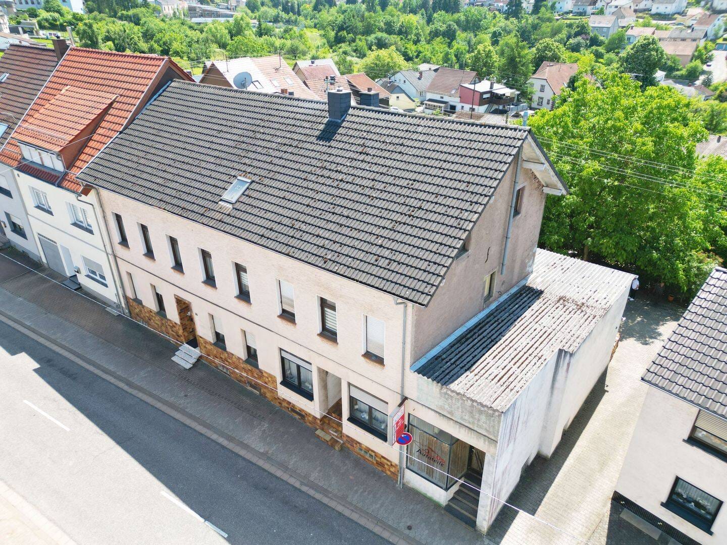 Immobilie in Eppelborn - Mehrfamilienhaus mit 2 Garagen und Hoffläche - Bild 1