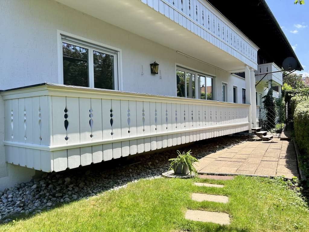 Immobilie in Reichersbeuern - TOP ausgestattete 4-Zimmer-Erdgeschosswohung mit Gartenanteil und Westbalkon! - Bild 1