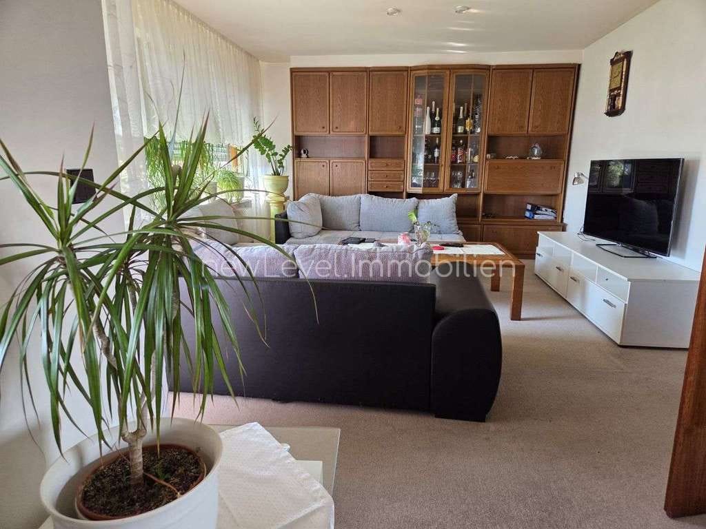 Immobilie in Neckartenzlingen - Ausbaupotential vorhanden:  Einfamilienhaus in Grenzbauweise, 3 Garagen und Garten - Bild 3
