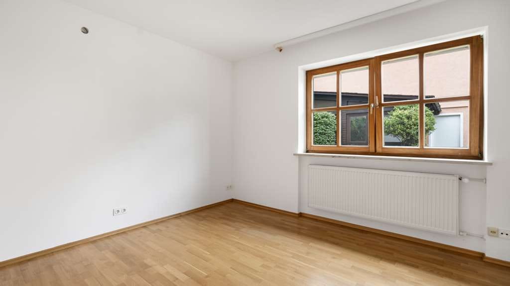 Immobilie in Kösching - Sehr gepflegtes EFH mit schönem Garten, Einzelgarage und Sauna im Herzen von Kösching - Bild 3