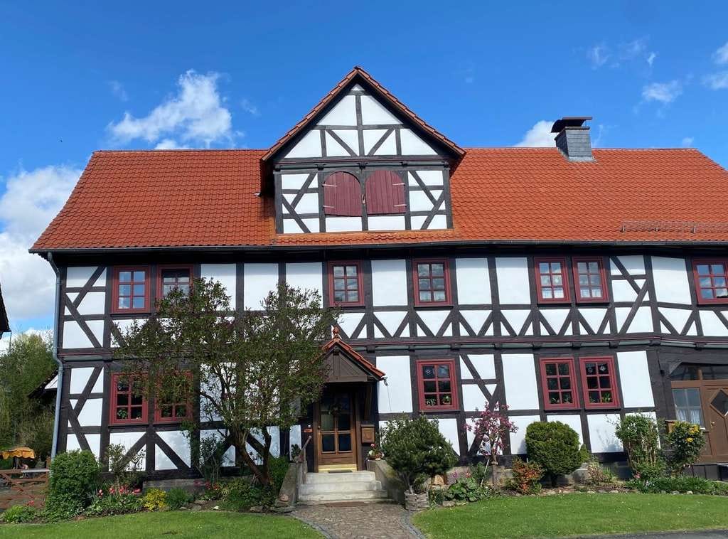 Immobilie in Staufenberg - Staufenberg, OT, Schönes Zweifamilien-Fachwerkhaus mit riesigem Grundstück - Bild 0