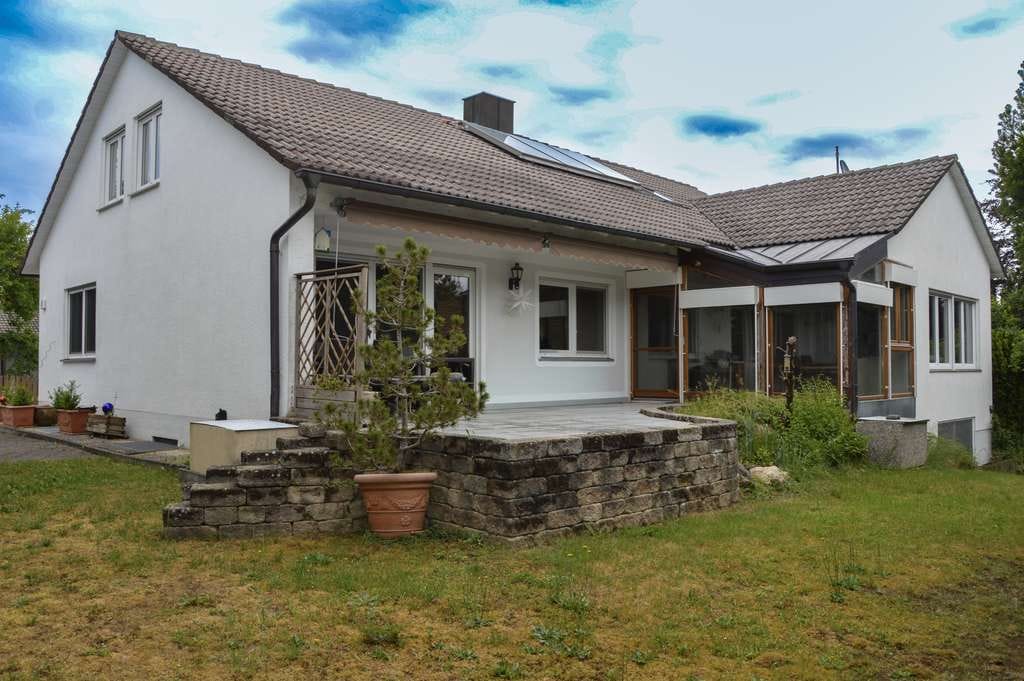 Immobilie in Odelzhausen - Einfamilienhaus in Sittenbach (Odelzhausen) mit einem wunderschönen, eingewachsenem Garten - Bild 1