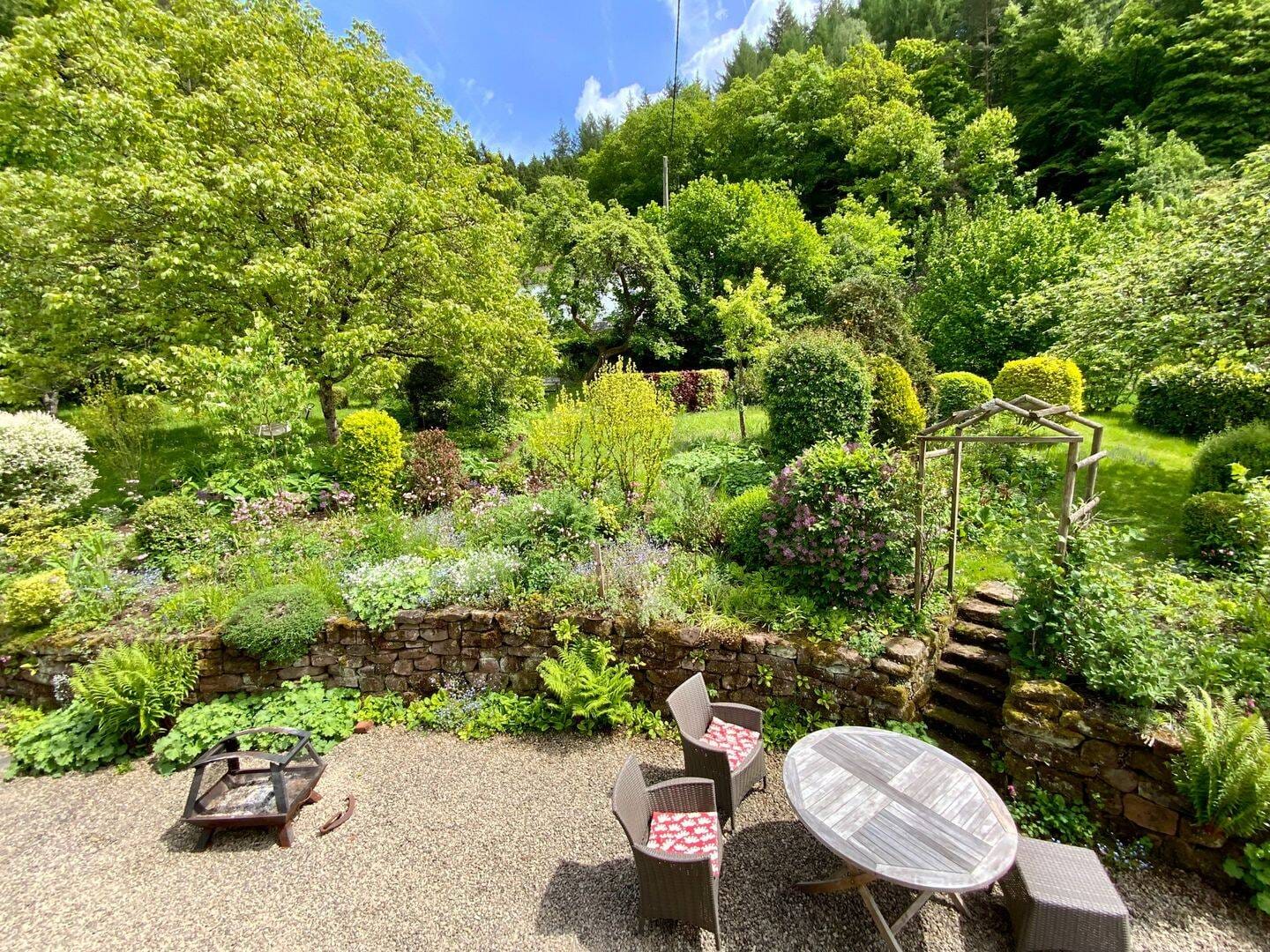 Immobilie in Malberg - Sehr schönes renoviertes Haus im Landhausstill mit Nebengebäuden, einem traumhaften angelegten Garten auf ca. 2.000 m² Grundstück gelegen in St. Thoma - Bild 1
