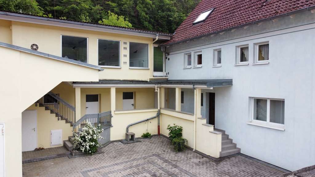Immobilie in Euerdorf - Großzügiges Wohnhaus mit angrenzender Halle, separatem Bürogebäude und gepflegtem Gartenbereich - Bild 0