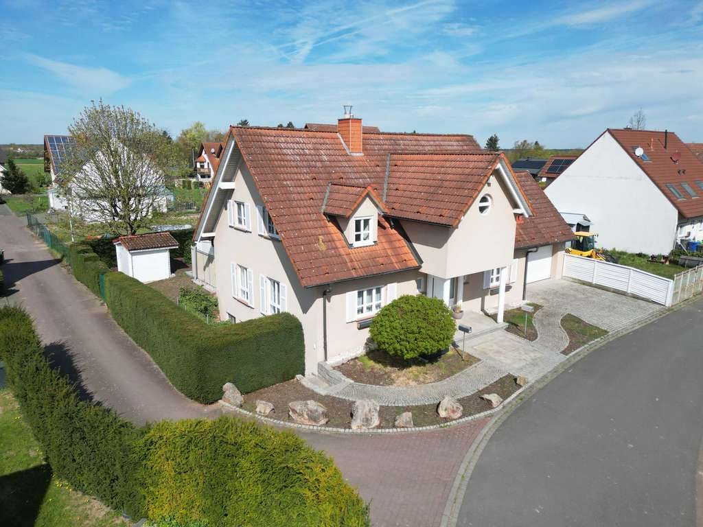 Immobilie in Großostheim - Endlich Platz für alle – Stilvolles Einfamilienhaus mit ELW... Energiebedarf nur 70,6 kWh! - Bild 1