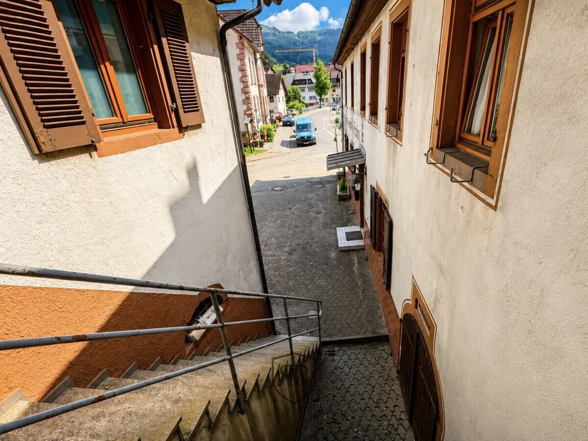 Immobilie in Winden im Elztal - Idyllisches Wohn- und Geschäftshaus mit grünem Anwesen als Kapitalanlage bei Freiburg im Breisgau - Bild 2