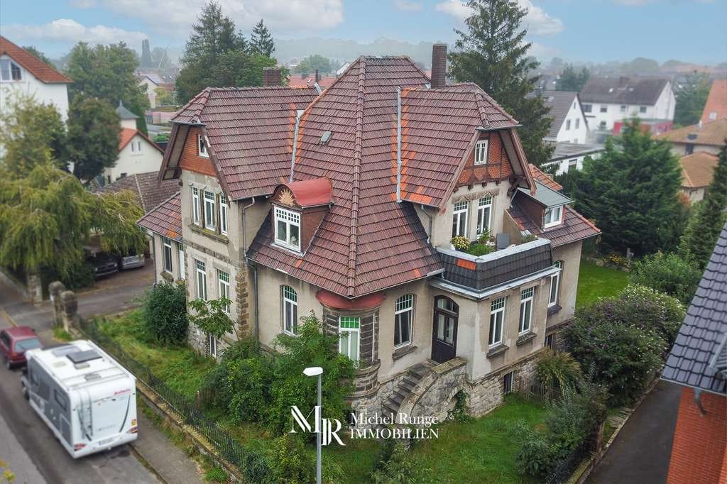 Immobilie in Ronnenberg - Schöne Villa mit drei Wohnungen, separatem Bungalow und Nebengebäude - Bild 0