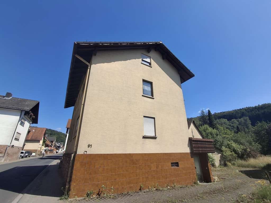 Immobilie in Dammbach - Renovierungsbedürftiges 2-Familienhaus mit Nebengebäude und großer Wiesenfläche in Dammbach! - Bild 1