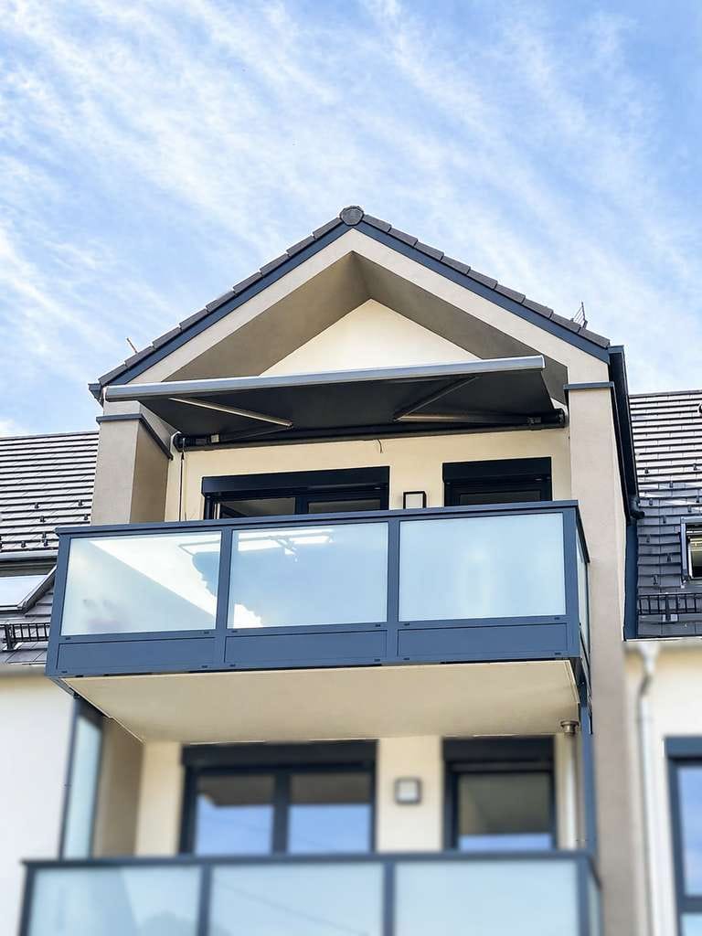 Immobilie in Prittriching - Licht. Raum. Lebensqualität – Neuwertige 4-Zimmer Dachgeschosswohnung mit Balkon und Aufzug - Bild 0