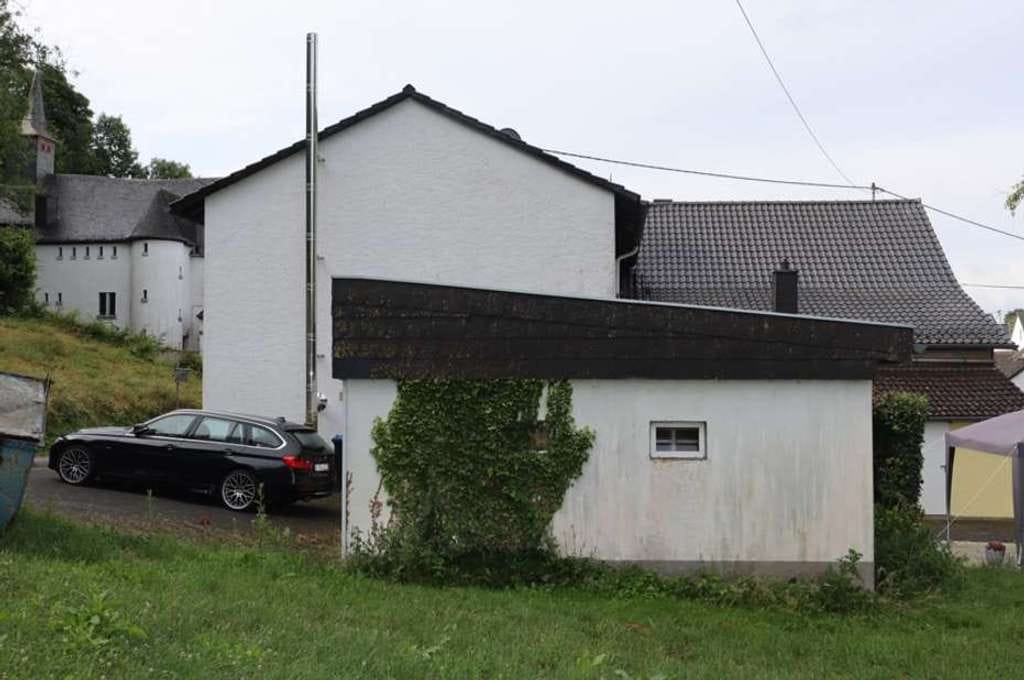Immobilie in Kerpen (Eifel) - Ein-/ Zweifamilienhaus mit großem Garten und Garagen, Kerpen (18) - Bild 4