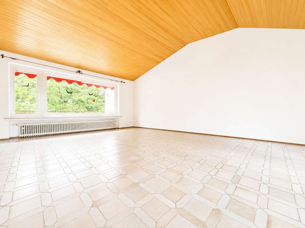 Immobilie in Wermelskirchen - Familienbungalow in einzigartiger Waldlage mit Atelier, großem Garten & Hallenbad - Bild 3