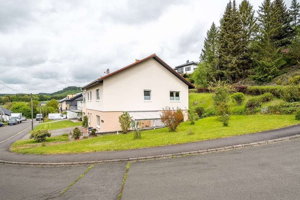 Immobilie in Rockeskyll - Einfamilienhaus mit ELW in Rockeskyll - Garage mit Dachterrasse & Weitblick - Bild 1