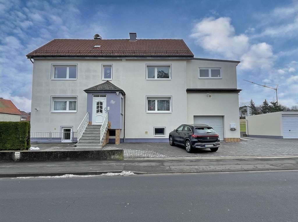 Immobilie in Hosenfeld - EINZIEHEN UND WOHLFÜHLEN – Schmuckes Ein-/Zweifamilienhaus mit großem Grundstück - Bild 1