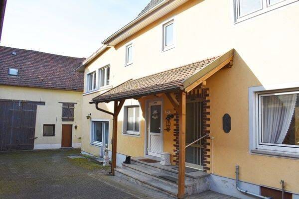 Immobilie in Großlangheim - Charmantes Zweifamilienhaus mit Scheune und PV-Anlage in Großelangheim ! - Bild 4