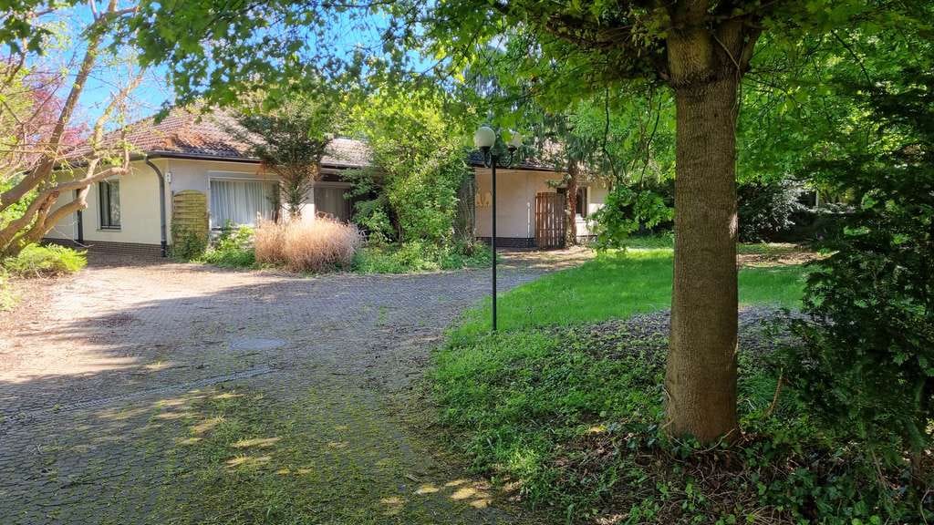 Immobilie in Nordstemmen - Winkelbungalow plus Scheune mit Wohnteil und 4 Garagen - Bild 2