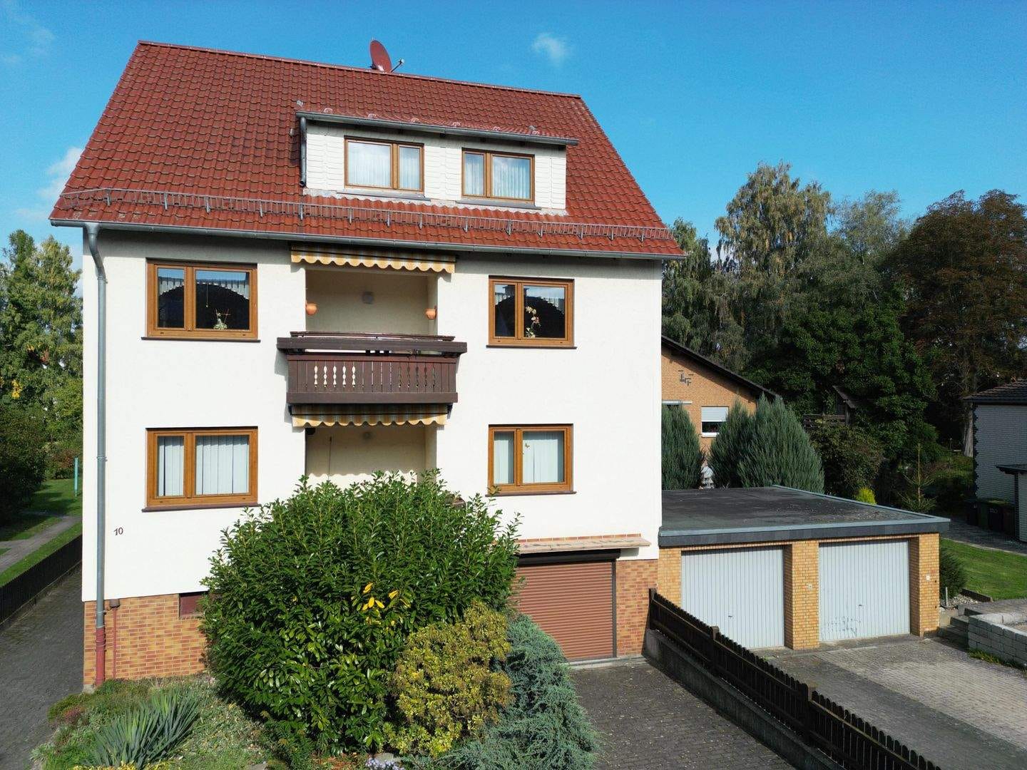 Immobilie in Niestetal - 3-Familienhaus mit Balkonen auf großem Grundstück mit Garagen in Niestetal-Sandershausen - Bild 1