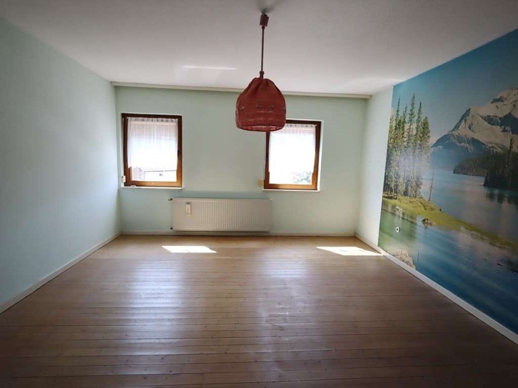 Immobilie in Horschbach - Geräumiges Zweifamilienhaus mit Gestaltungsmöglichkeiten - Bild 3