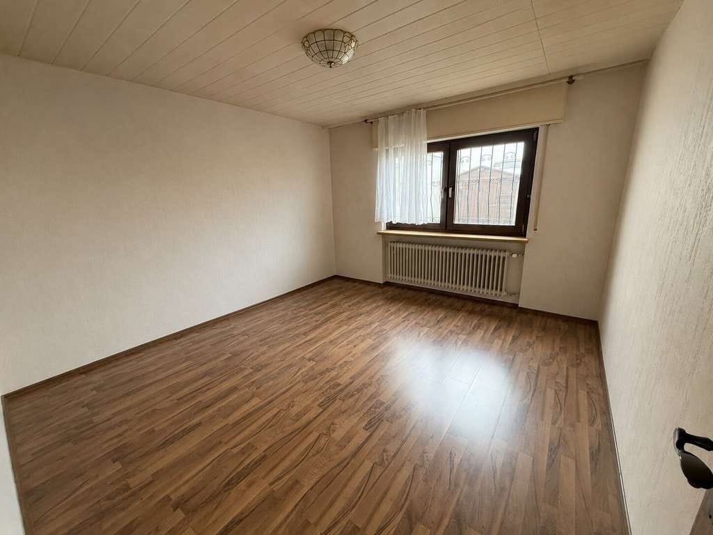 Immobilie in Neulußheim - Solider Bungalow mit Tageslicht-Kellerräumen und Erweiterungspotenzial - Bild 3