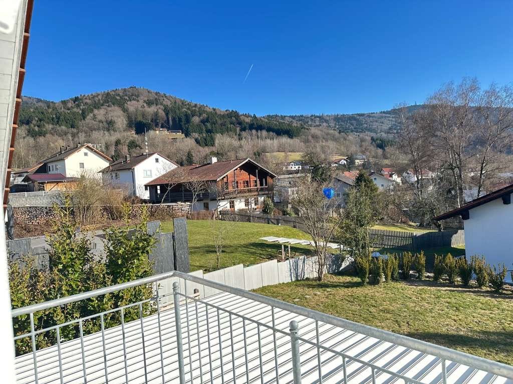 Immobilie in Grafling - Mod. Einfam.-Haus m. Einliegerwhg., PV-Anlage, 2 Garagen u. Fernblick in naturnaher Wohnlage b. DEG! - Bild 2