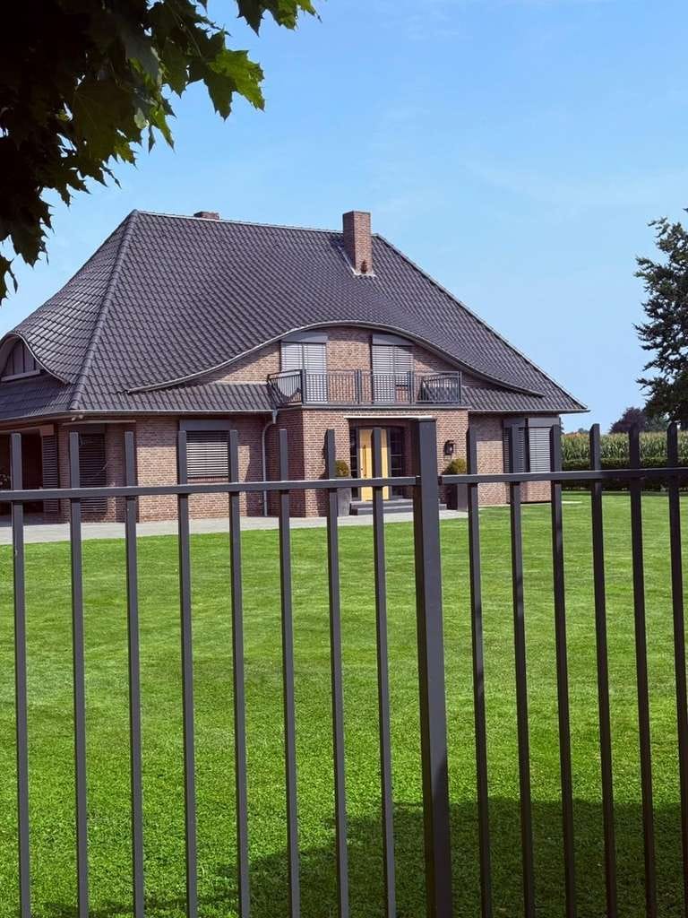 Immobilie in Visbek - Exklusives Wohnanwesen mit Pool, parkähnlichem Grundstück und außergewöhnlicher Privatsphäre - Bild 0
