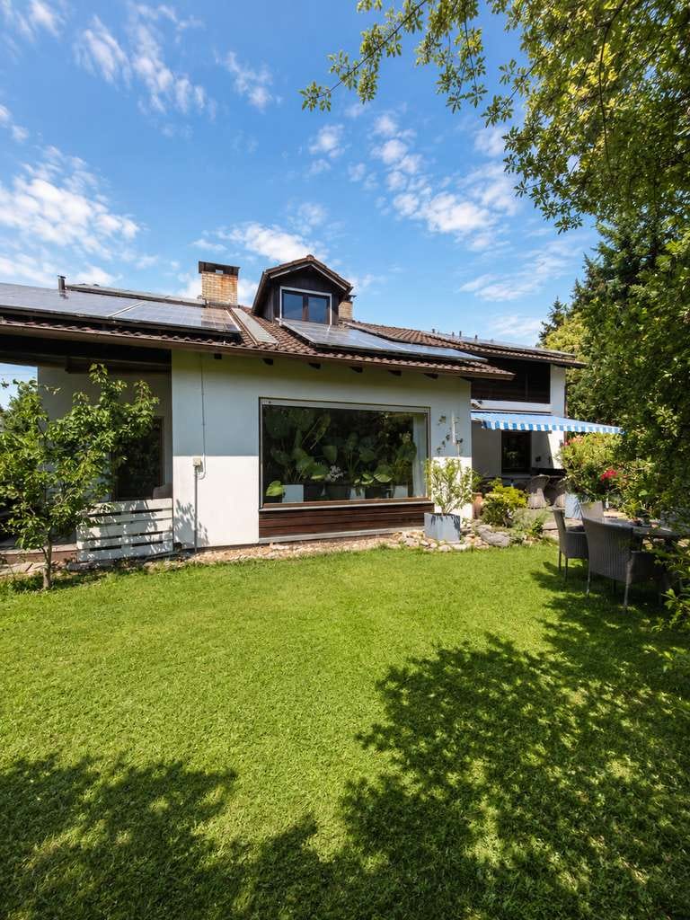 Immobilie in Raubling - Ein Zuhause mit Herz, Großzügiges Familienhaus auf traumhaften Grundstück und Alpennähe - Bild 2