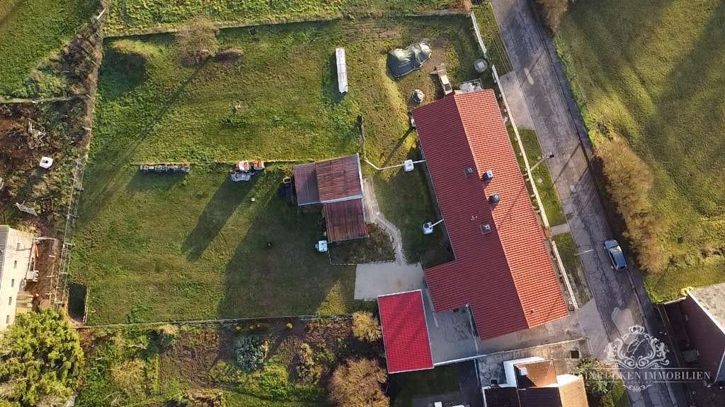 Immobilie in Kleinfurra - Zwei Hälften, ein Traum: Modernes Zweifamilienhaus in ruhiger Lage mit Ausbaupotenzial - Bild 2