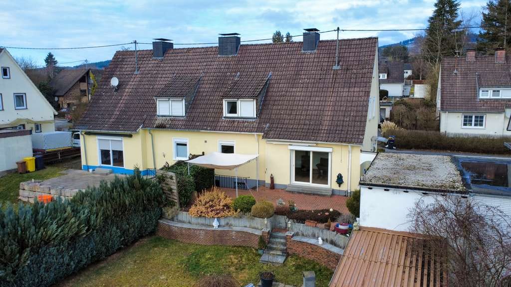 Immobilie in Kreuztal - Doppelhaushälfte in Kreuztal–Ferndorf – sonniger Garten, Garage, modernisierungsbedürftig - Bild 1