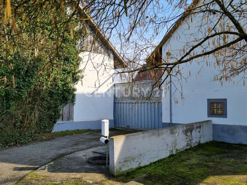 Immobilie in Neuburg am Inn - 4-Seit-Hof in Alleinlage: Wohnen Tierhaltung Landwirtschaft mit guter Anbindung - Bild 2