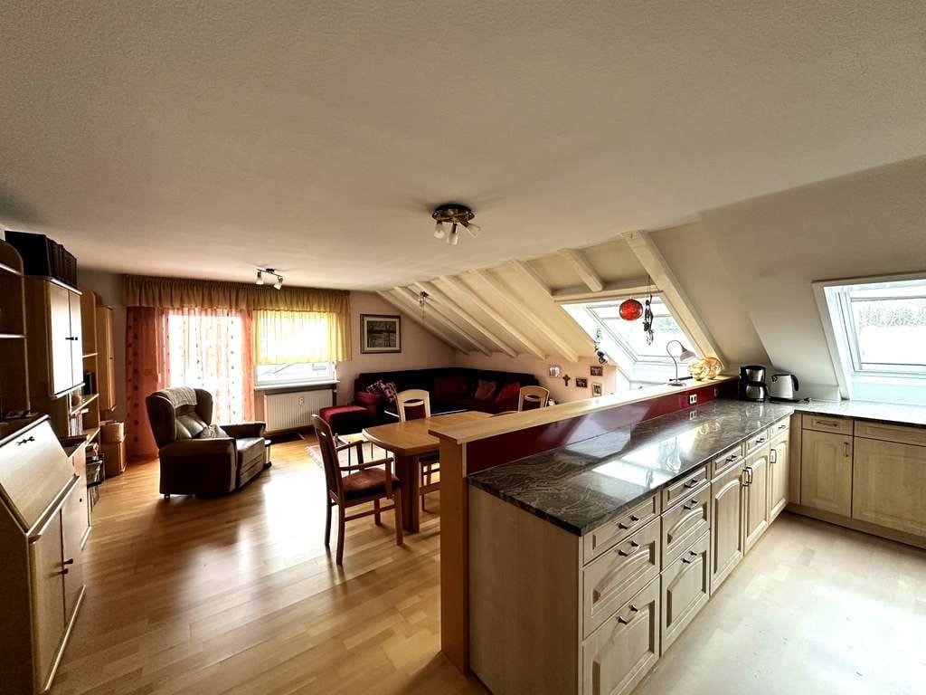 Immobilie in Hinterzarten - Ruhig gelegene DG-Wohnung mit Balkon, 2 Stellplätze und Gartenmitnutzung - Bild 1