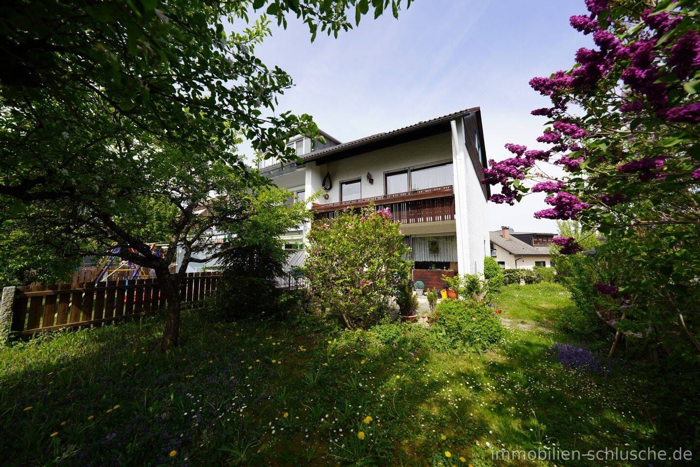 Immobilie in Lindenberg im Allgäu - Bezauberndes  großes Reiheneckhaus mit vielen Zimmer,  großem Garten, Garage,  in Lindenberg im Allgäu - Bild 2