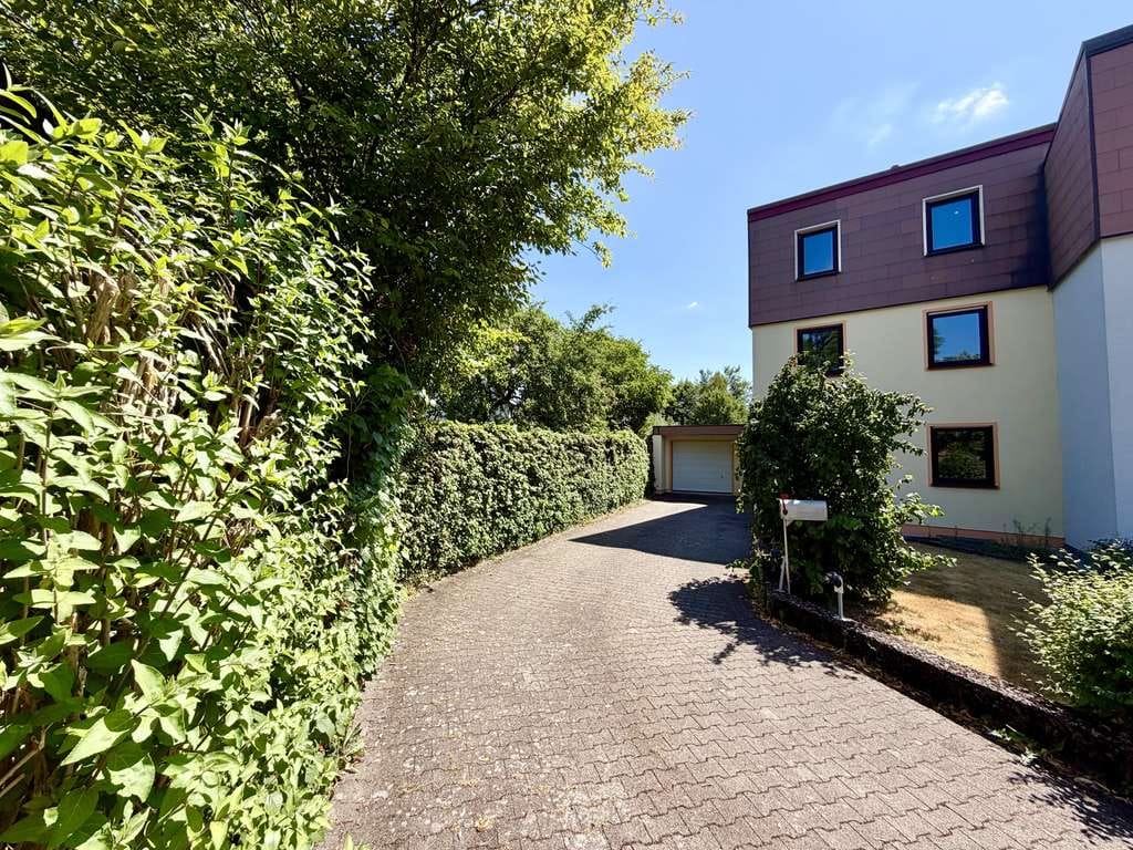 Immobilie in Marktl - SANIERTES REIHENECKHAUS IN ZENTRALER LAGE – GARTEN – GARAGE – KELLER – FENSTER UND DACH NEU - Bild 1