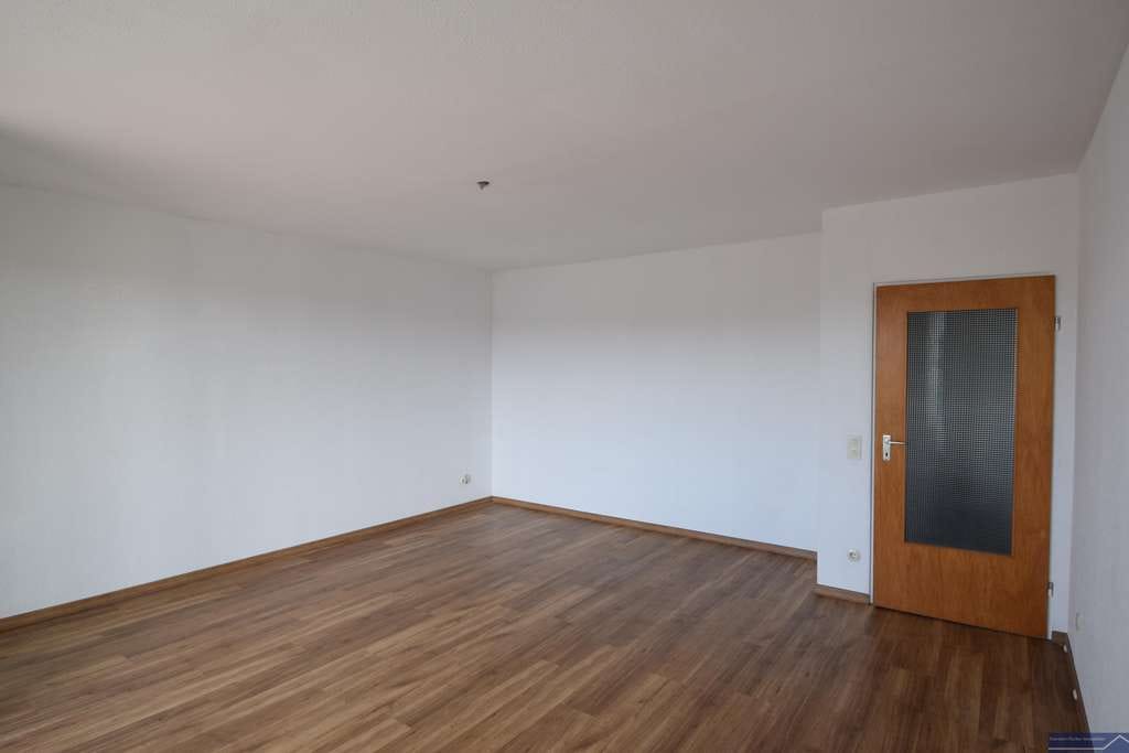 Immobilie in Schöneck - Aussicht auf das schöne Eck: Helle und ruhige 3 Zi.-ETW mit großen Balkon - Bild 3