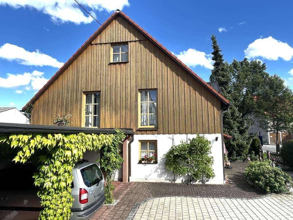 Immobilie in Bobingen - 2-Familienhaus mit Ferien-Wohnungen, DG-Ausbau vorbereitet, 3er Carport und 4 STP in Waldberg kaufen - Bild 1