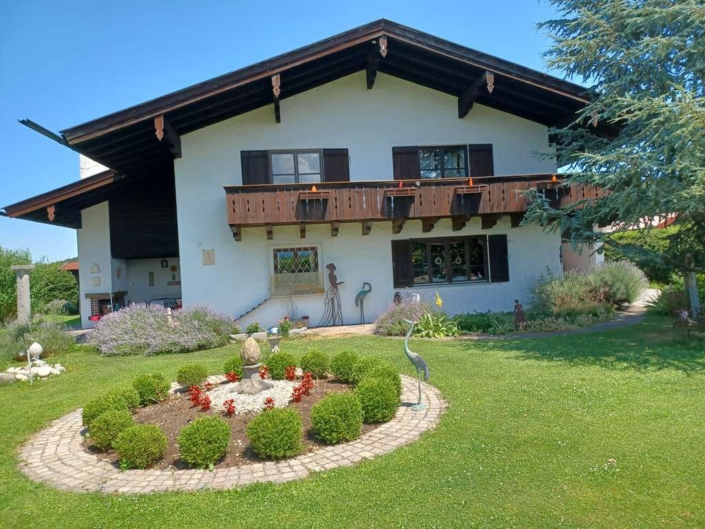 Immobilie in Vachendorf - Einfamilienhaus in schöner Lage in Vachendorf mit 7 Zimmern  und 175 qm  auf 1234 qm GrundstückWfl. - Bild 0