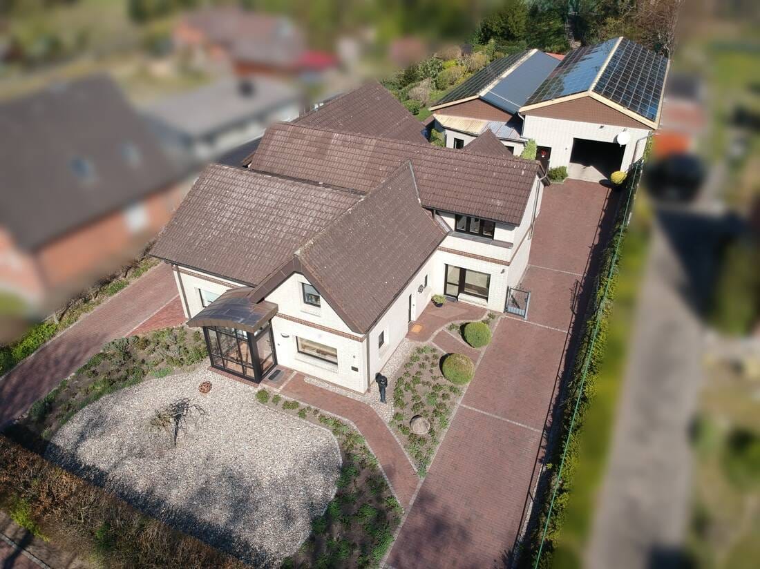 Immobilie in Nordhastedt - Neuer Preis ! Leben und Arbeiten vereint an einem Ort - Großzügiges  EFH m. 2 ELW  und 240 m² Hallengebäude - Bild 1