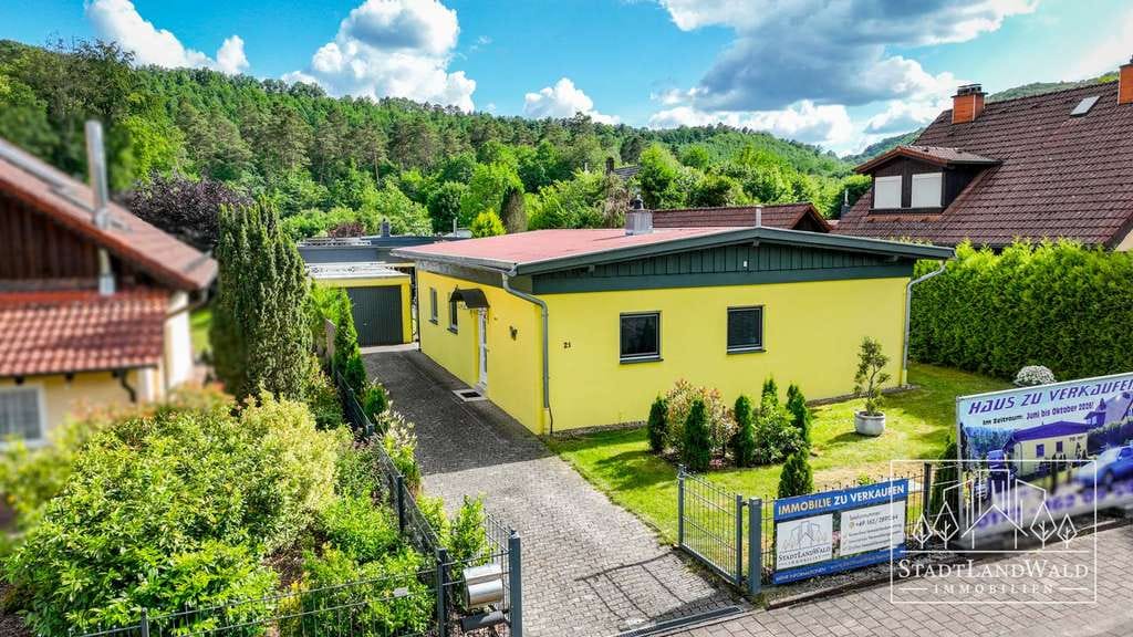 Immobilie in Ludwigswinkel - Wohnen auf einer Ebene zwischen Wald und See - Bungalow mit Garten am Lagerweiher - Bild 1