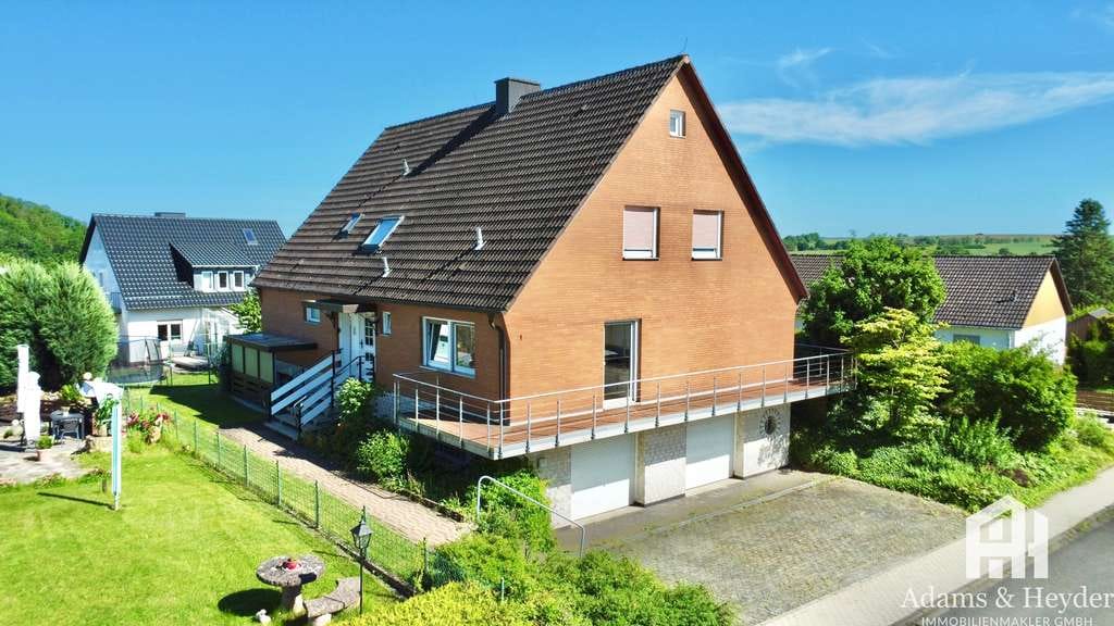 Immobilie in Grebenstein - Großzügiges Ein- Zweifamilienhaus mit viel Potenzial in ruhiger Wohnlage von Grebenstein - Bild 0