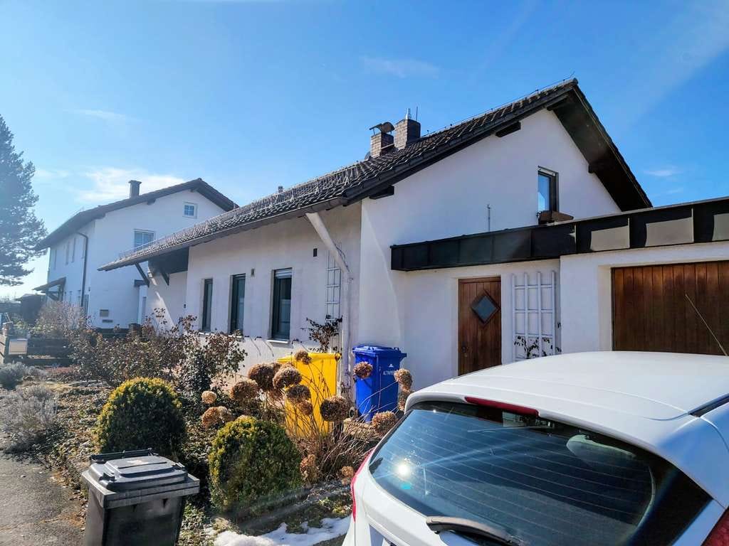 Immobilie in Burgkirchen an der Alz - Einfamilienhaus mit Doppelgarage und Garten - Bild 0