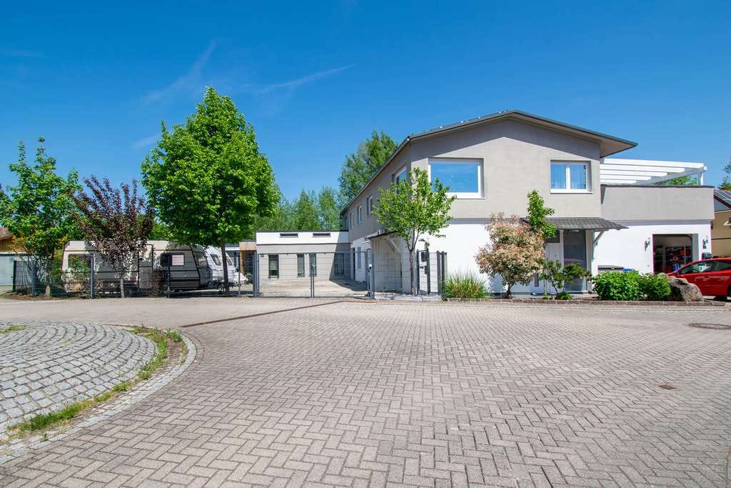 Immobilie in Güglingen - Wohn- und Gewerbegebäude mit 4 vermieteten Wohnungen, Werkstatt und Wohnwagenstellplätzen. - Bild 1