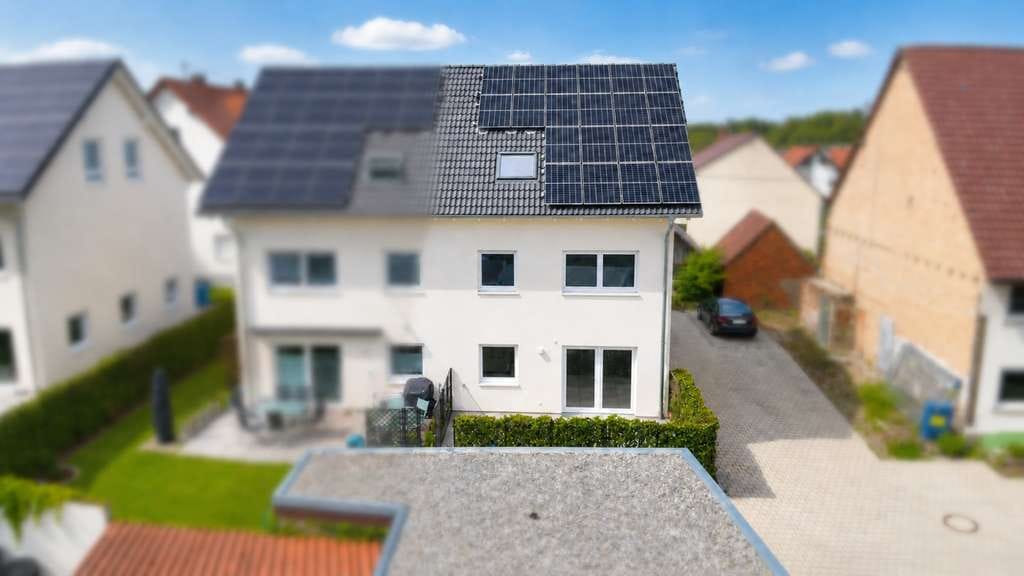 Immobilie in Maselheim - Nachhaltig wohnen in Äpfingen – Exklusive KfW-55-Doppelhaushälfte mit Erdwärme, PV und gehobene - Bild 0